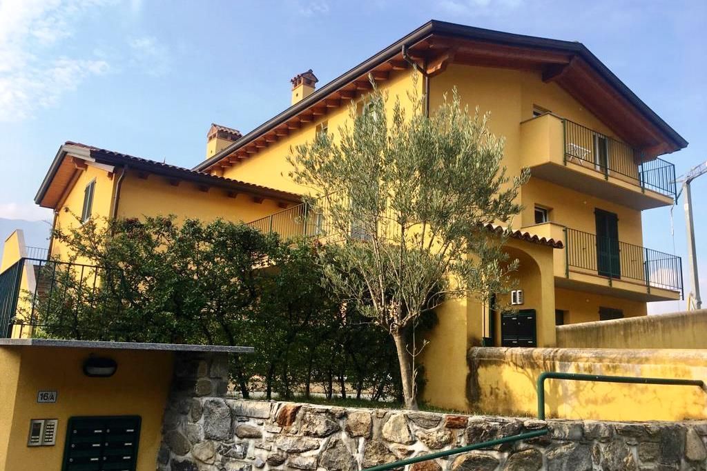Апартаменты у озера Комо, Италия, 55 м2 - фото 1