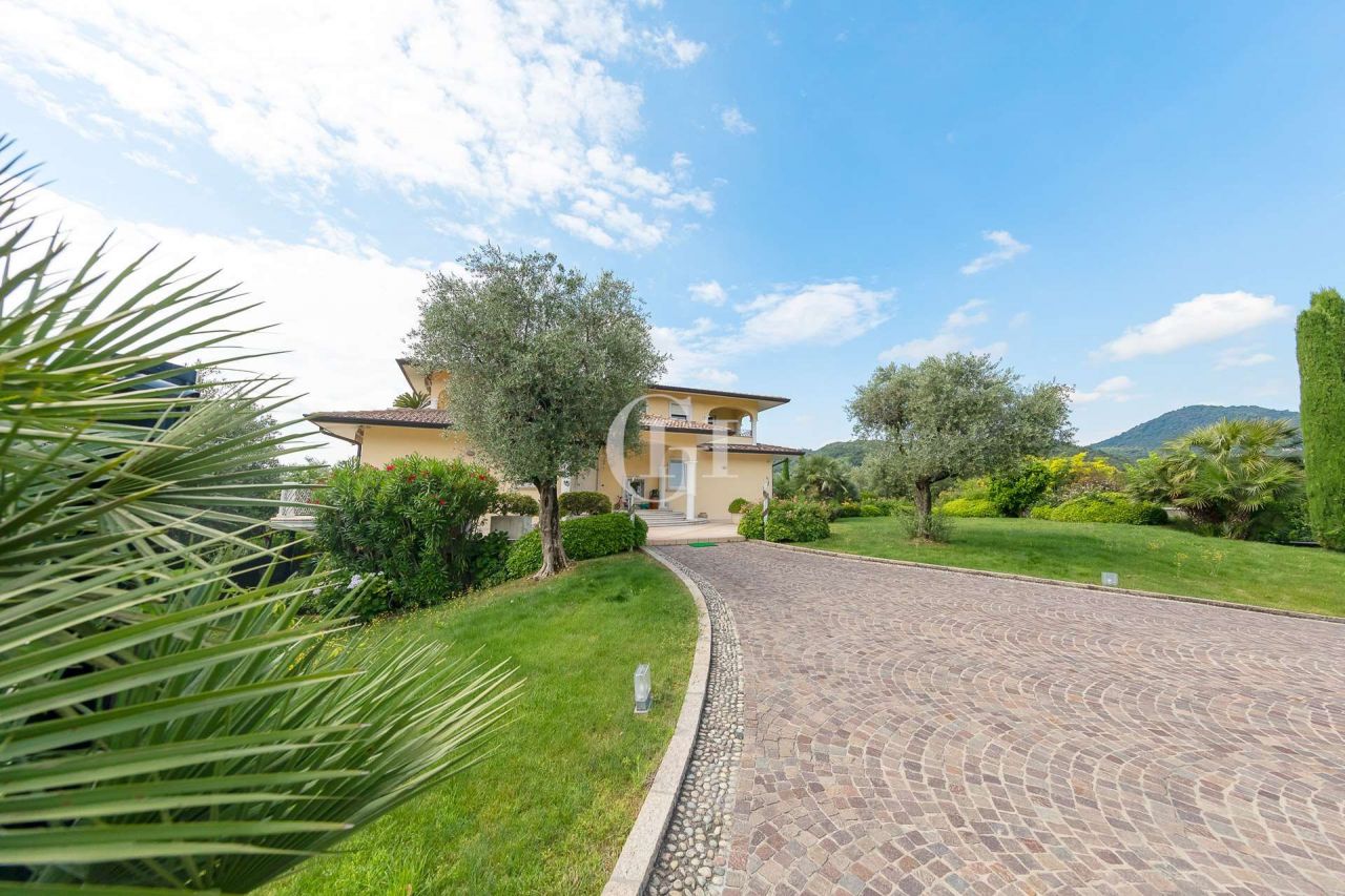 Вилла у озера Гарда, Италия, 570 м² - фото 3