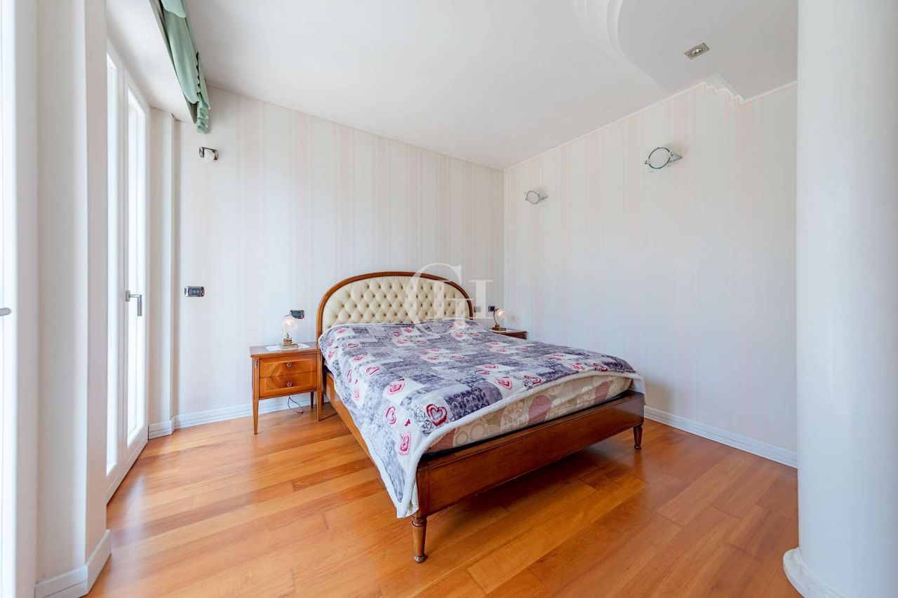 Вилла у озера Гарда, Италия, 570 м² - фото 14