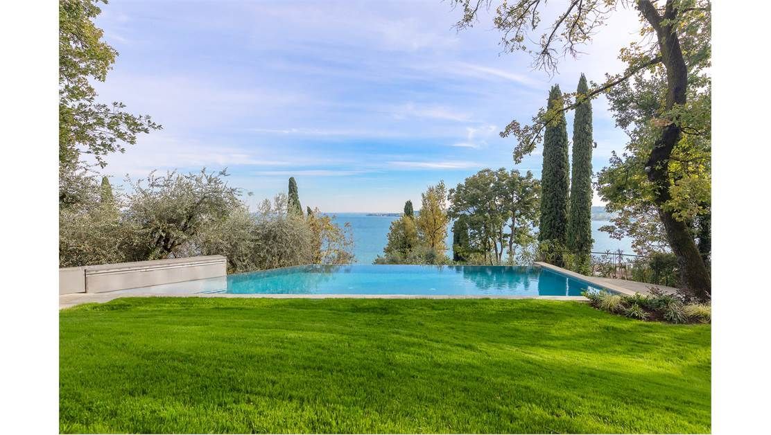 Вилла у озера Гарда, Италия, 400 м² - фото 2