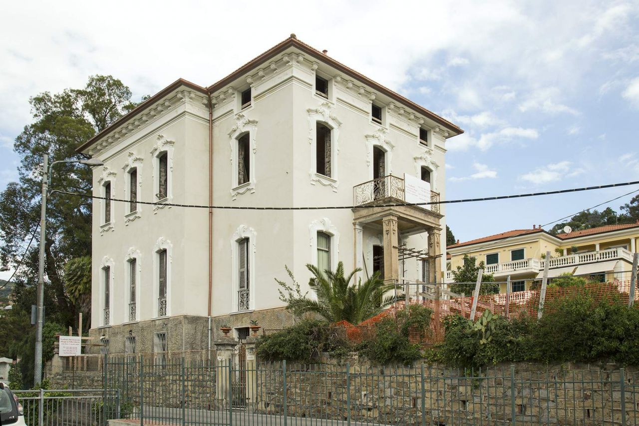 Дом в Сан-Ремо, Италия, 800 м2 - фото 1