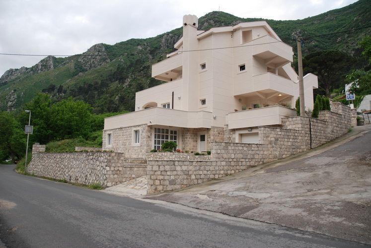 Коммерческая недвижимость в Прчани, Черногория, 450 м² - фото 2