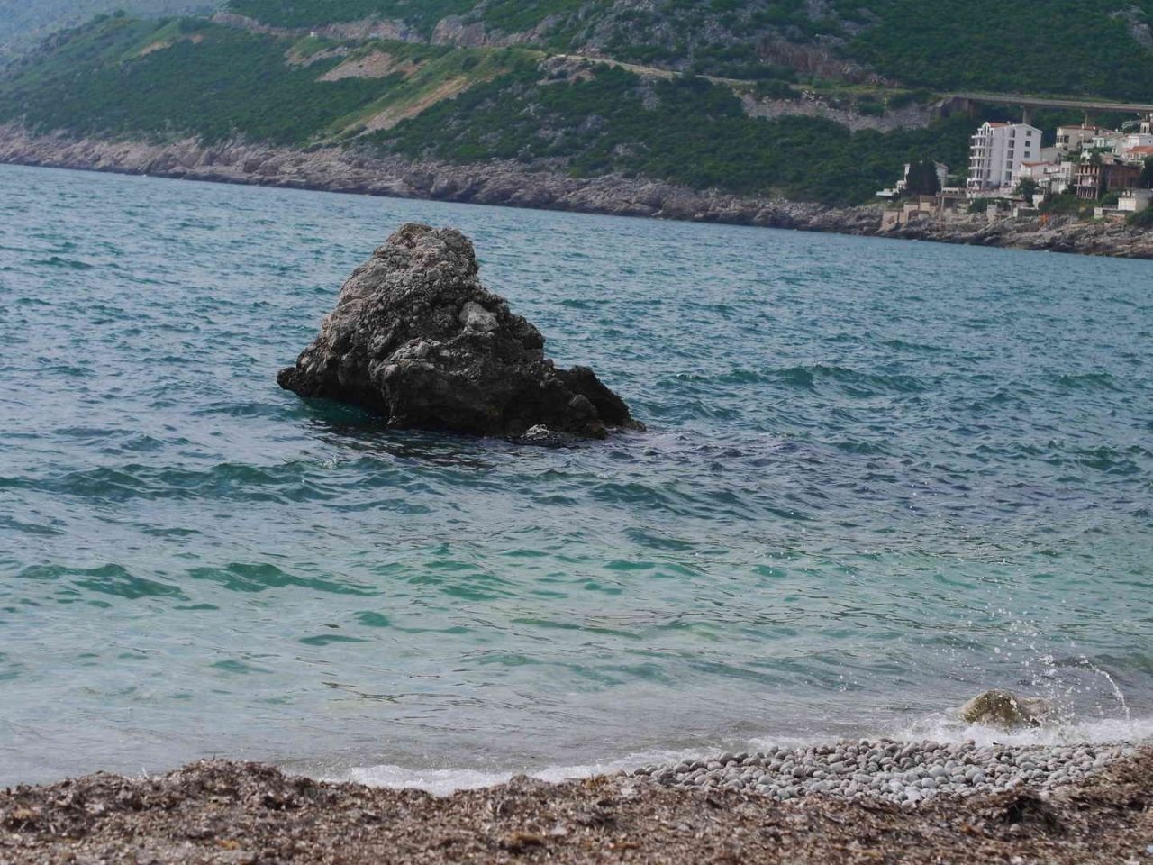 Вода в море в черногории. Добра вода Черногория. Добра вода Черногория фото. Добра вода (dobra voda).