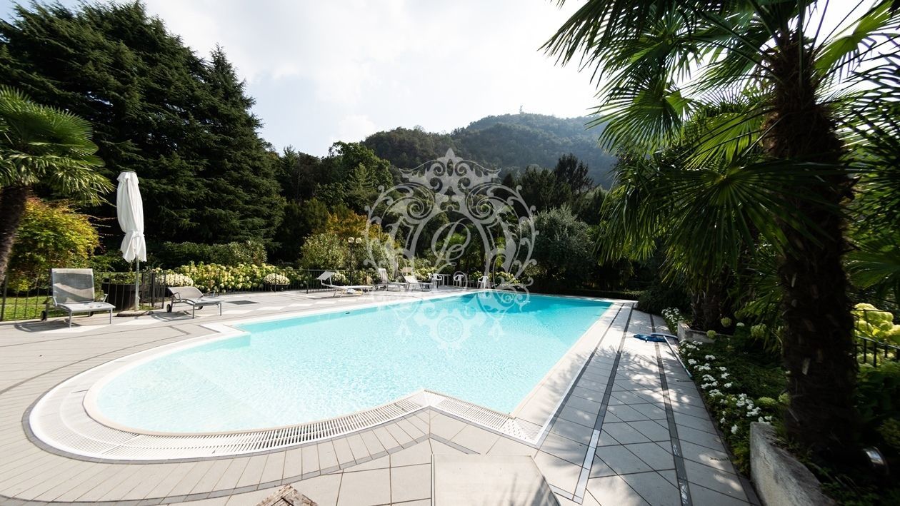 Апартаменты у озера Комо, Италия, 300 м² - фото 2