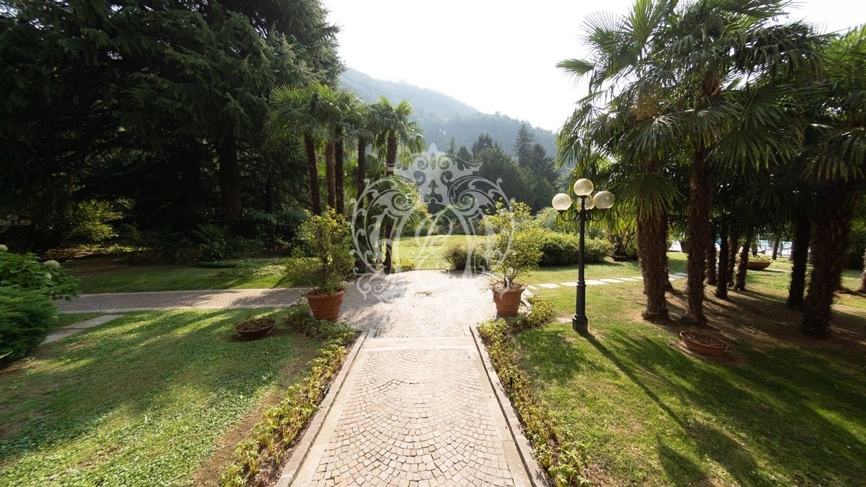 Апартаменты у озера Комо, Италия, 300 м² - фото 3