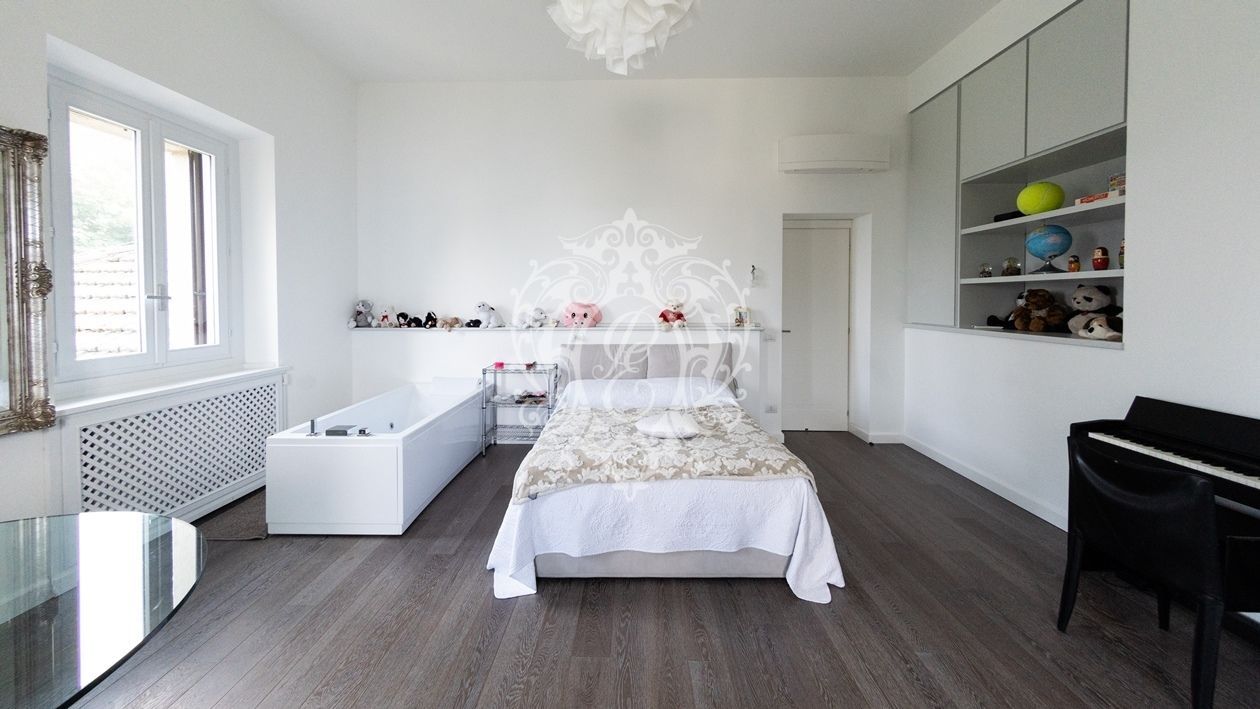 Апартаменты у озера Комо, Италия, 300 м² - фото 12