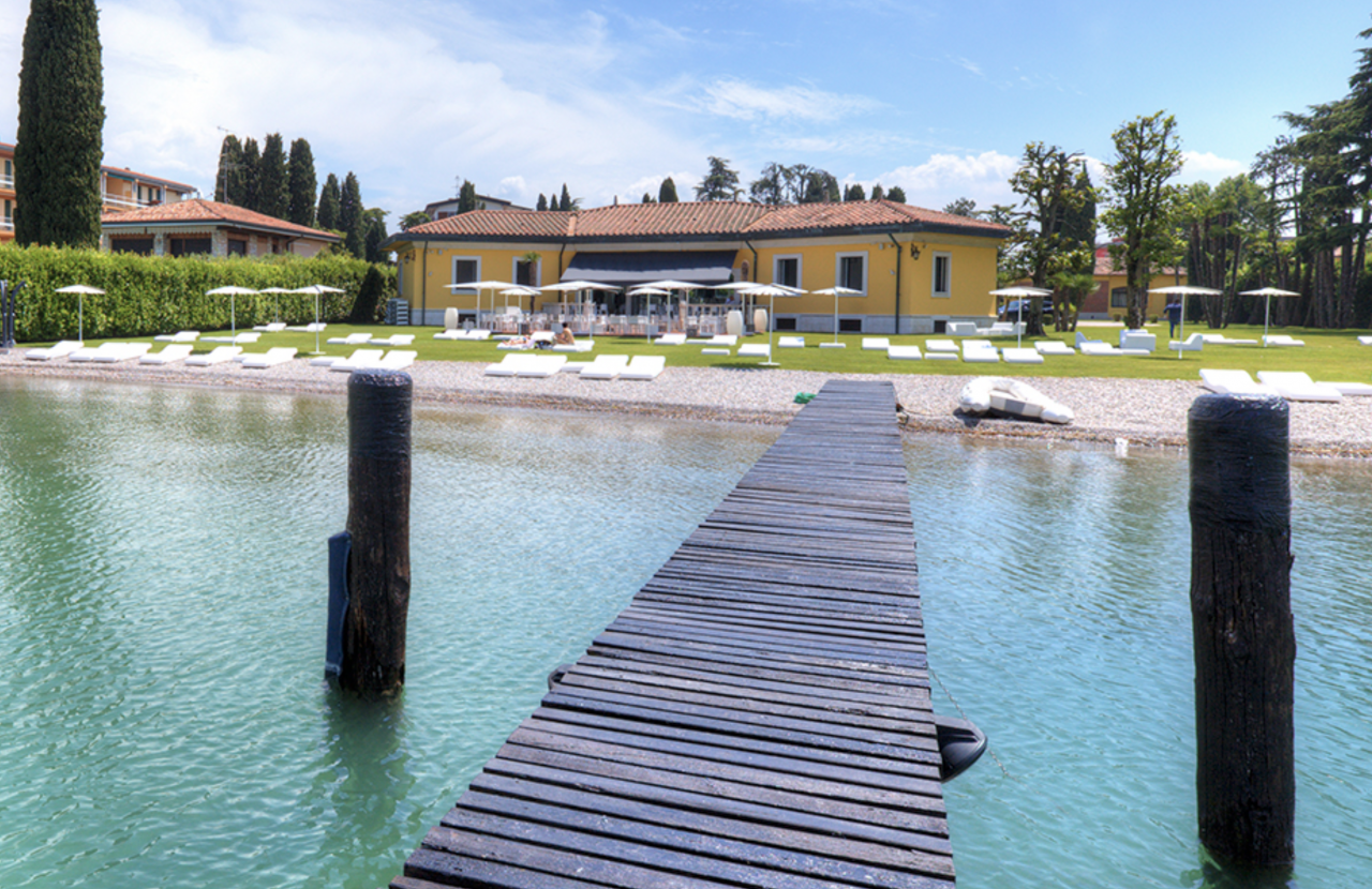 Вилла у озера Гарда, Италия, 700 м2 - фото 1