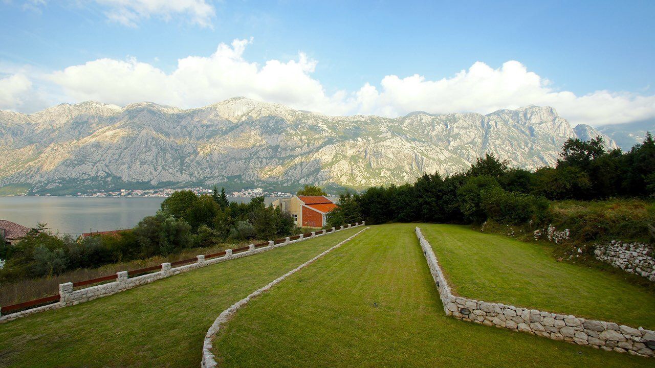 Вилла в Прчани, Черногория, 300 м2 - фото 1
