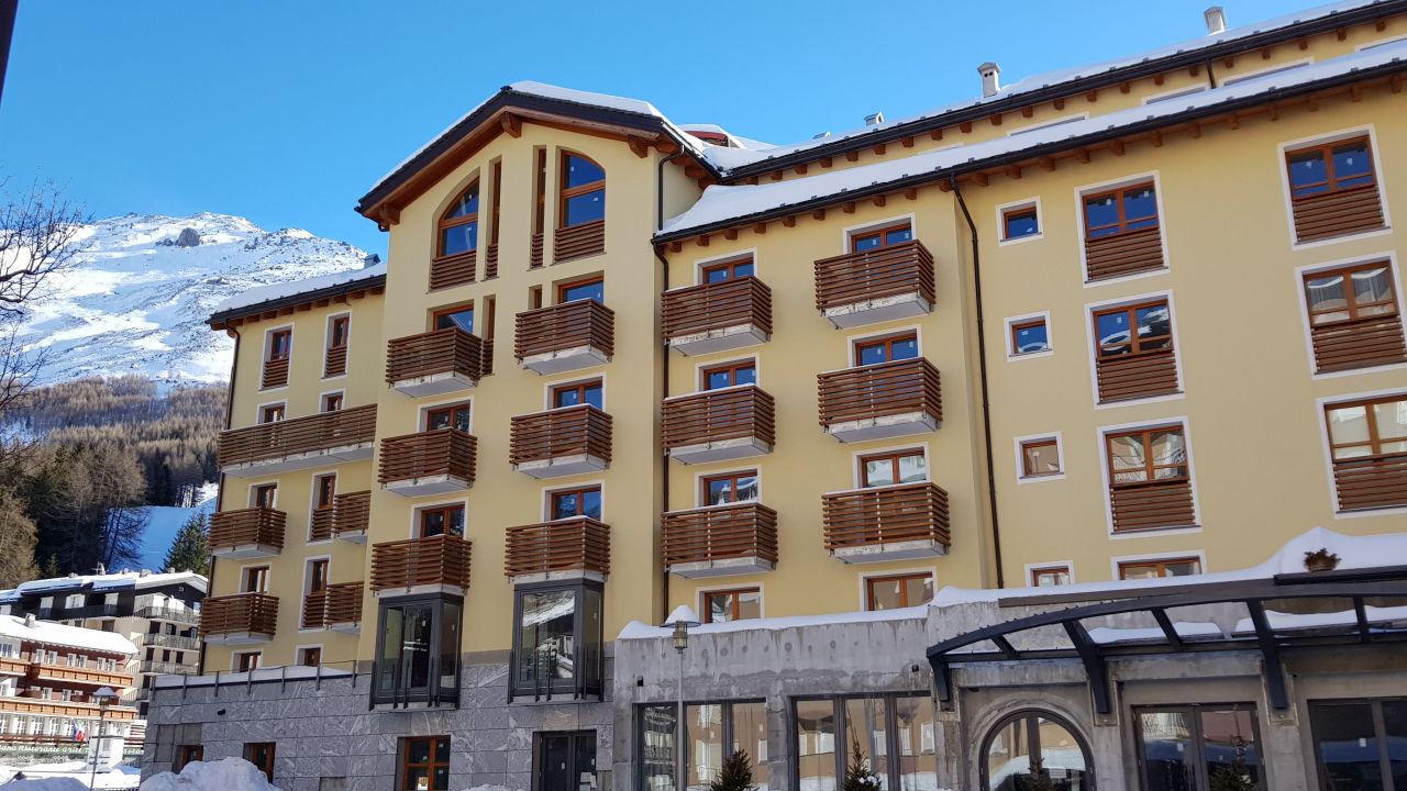 Отель, гостиница в Мадезимо, Италия, 10 484 м2 - фото 1