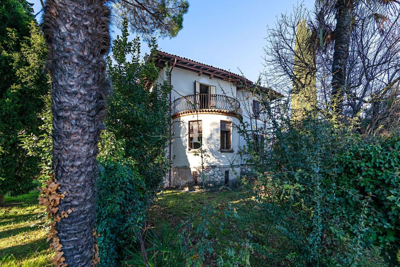 Вилла у озера Гарда, Италия, 240 м² - фото 16