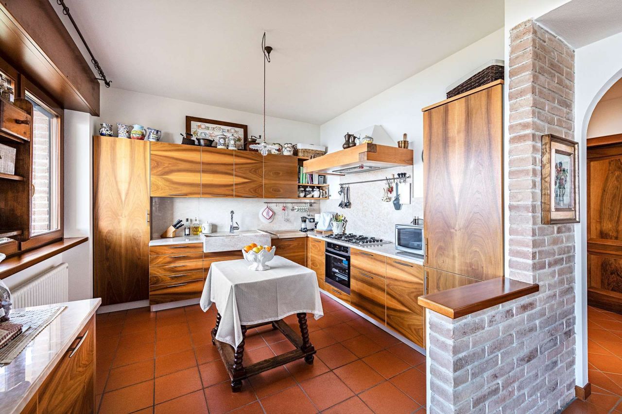 Вилла у озера Гарда, Италия, 300 м² - фото 10