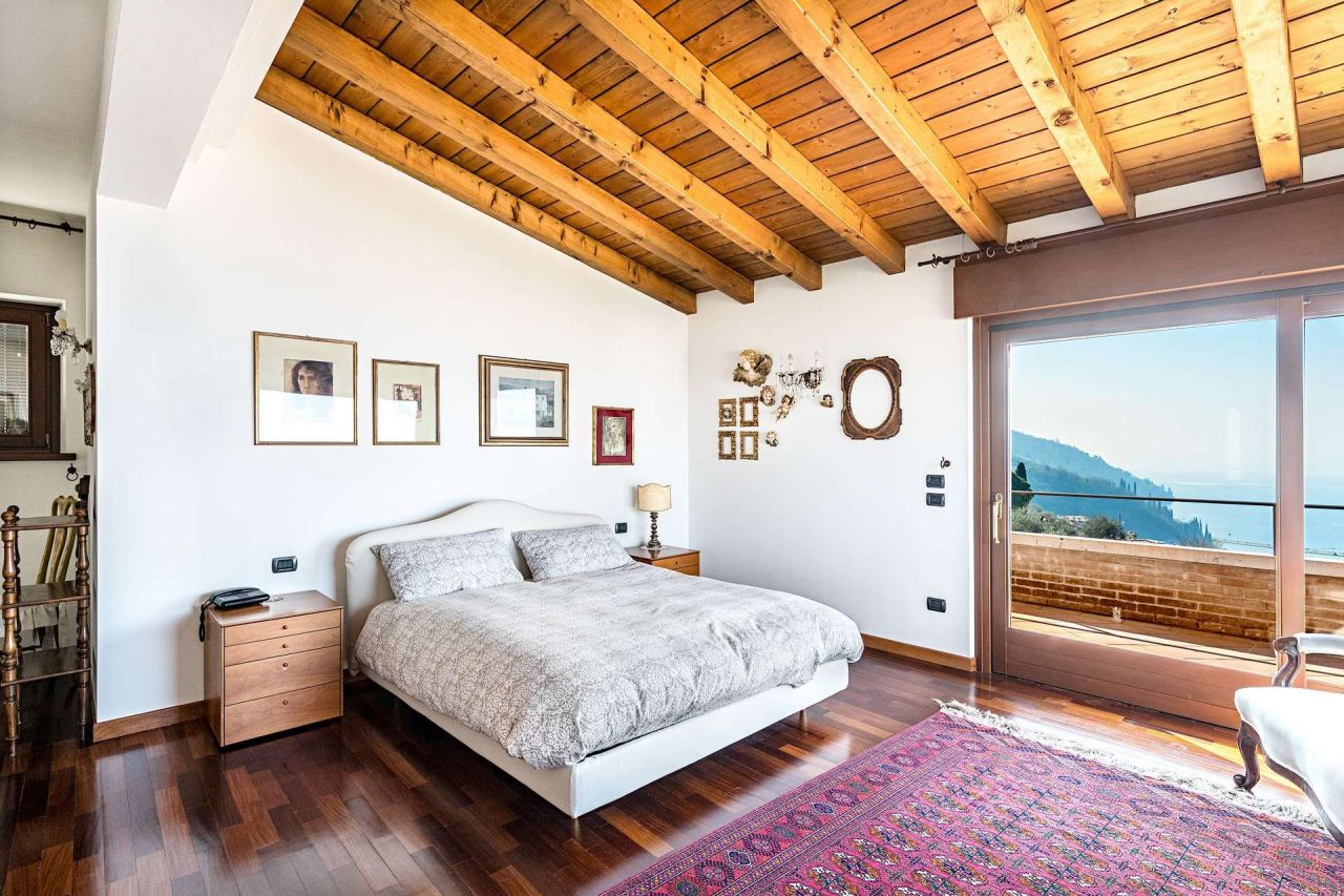 Вилла у озера Гарда, Италия, 300 м² - фото 17