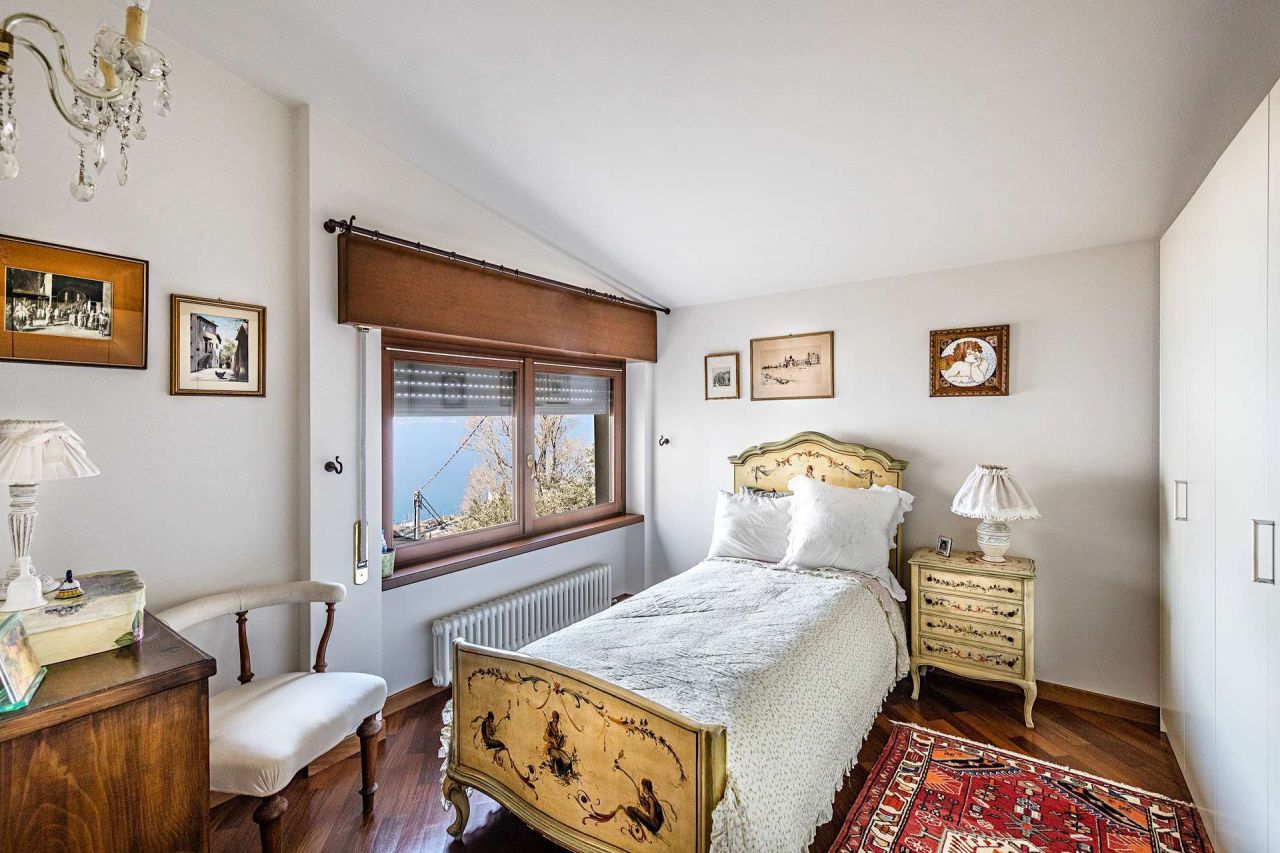 Вилла у озера Гарда, Италия, 300 м² - фото 16