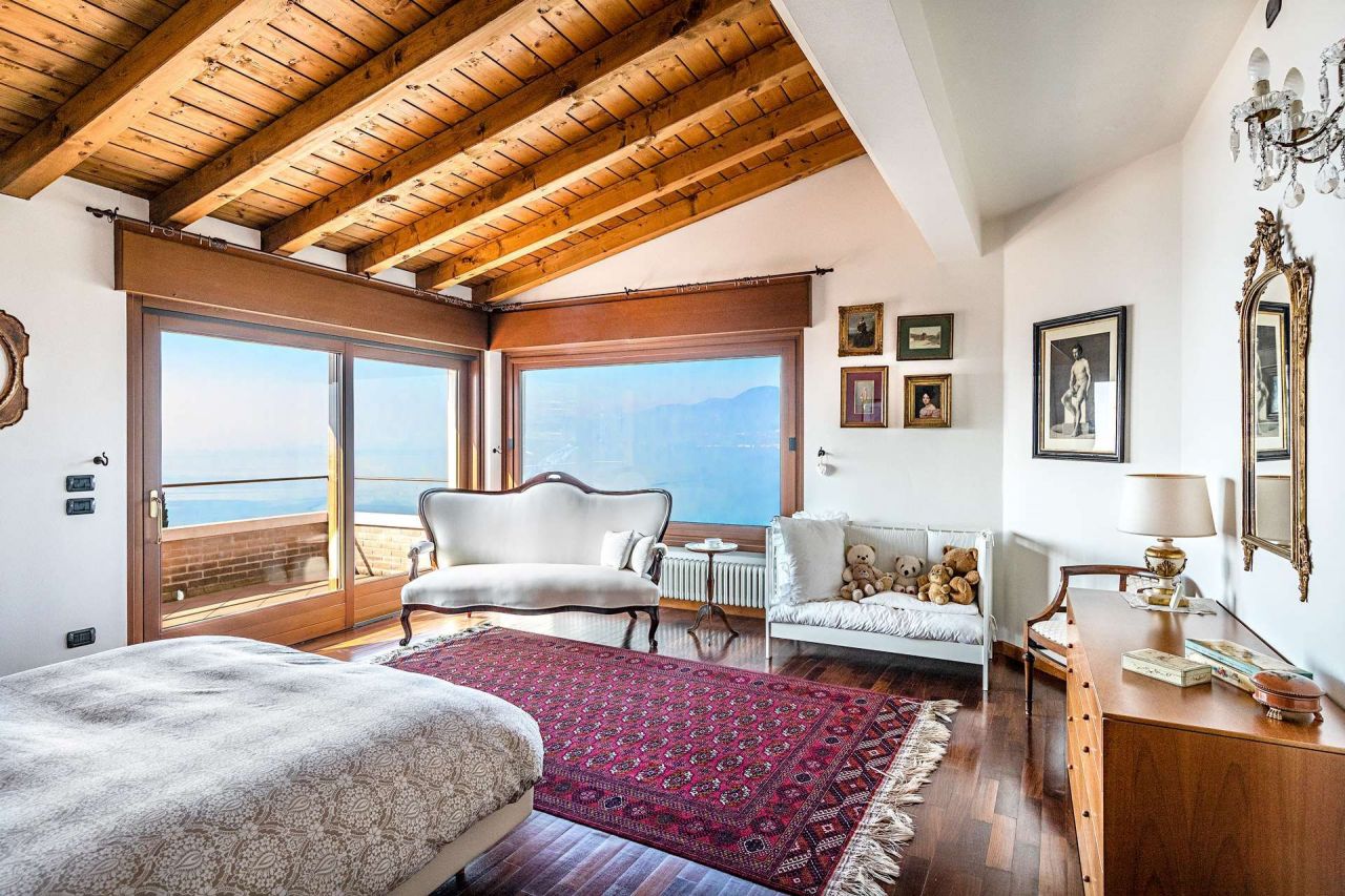 Вилла у озера Гарда, Италия, 300 м² - фото 9