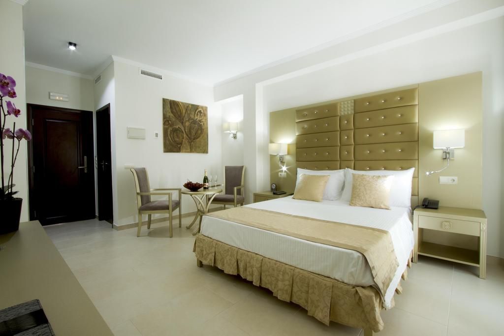 Отель, гостиница в Торремолиносе, Испания, 2 000 м2 - фото 1