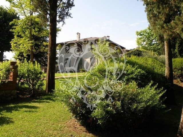 Дом в Камайоре, Италия, 300 м2 - фото 1