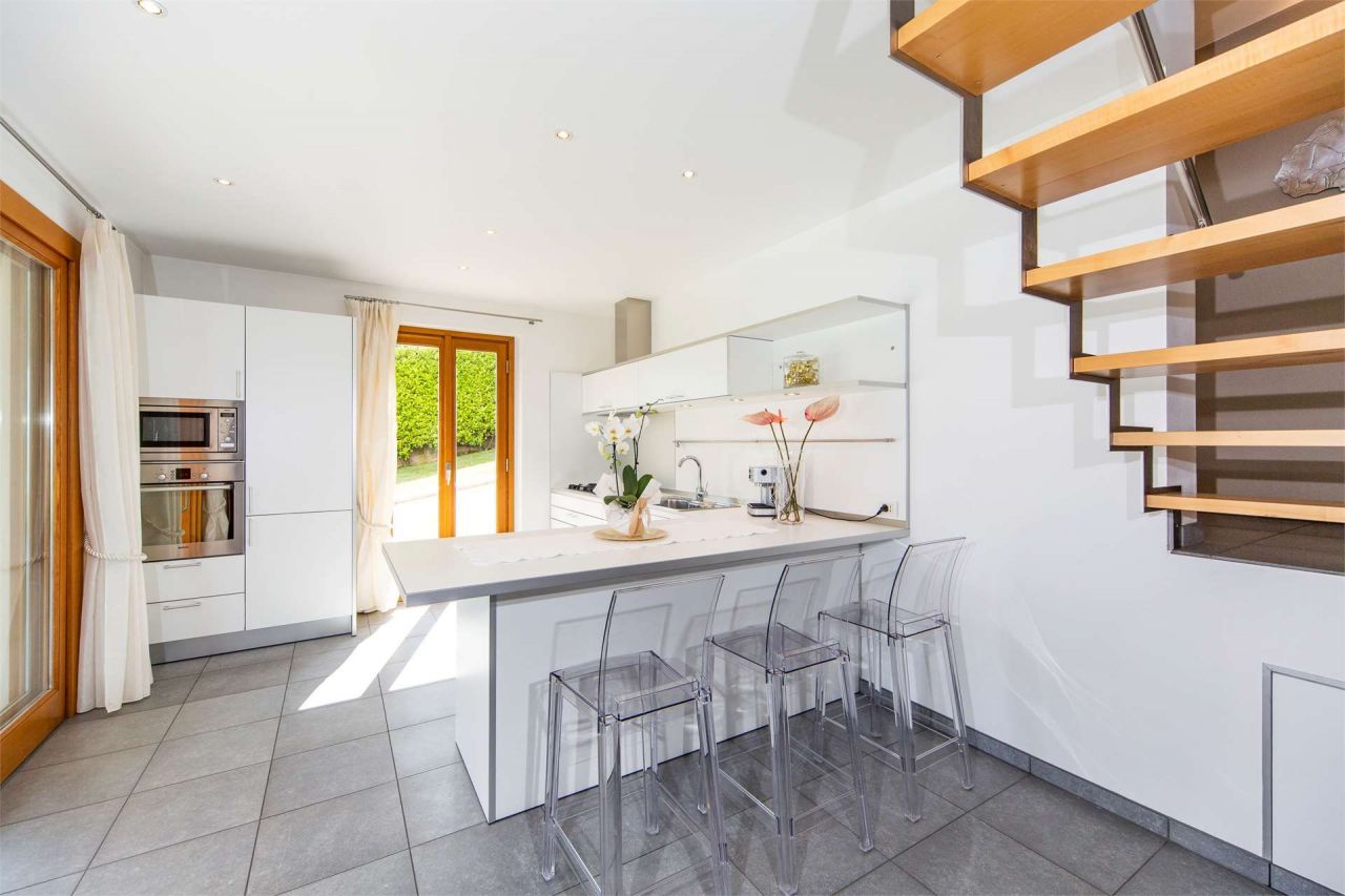 Вилла у озера Комо, Италия, 200 м² - фото 10