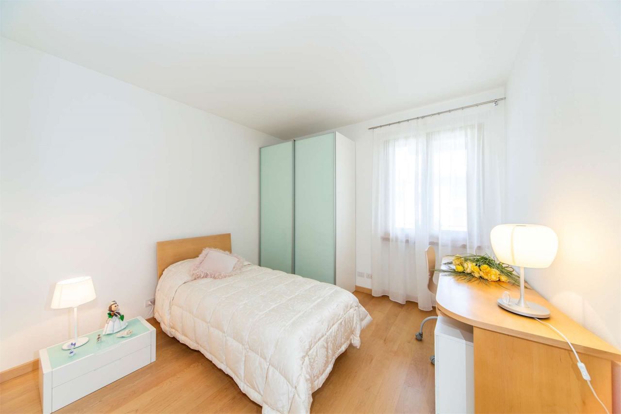 Вилла у озера Комо, Италия, 200 м² - фото 16