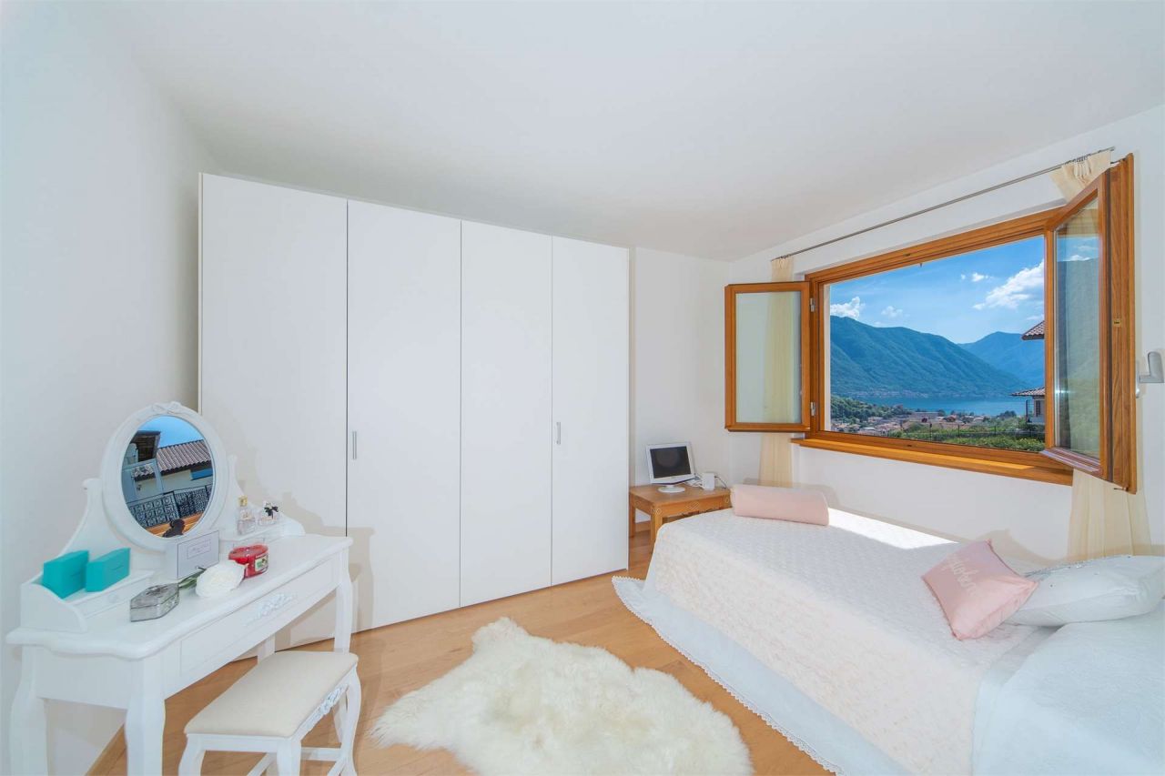 Вилла у озера Комо, Италия, 200 м² - фото 15