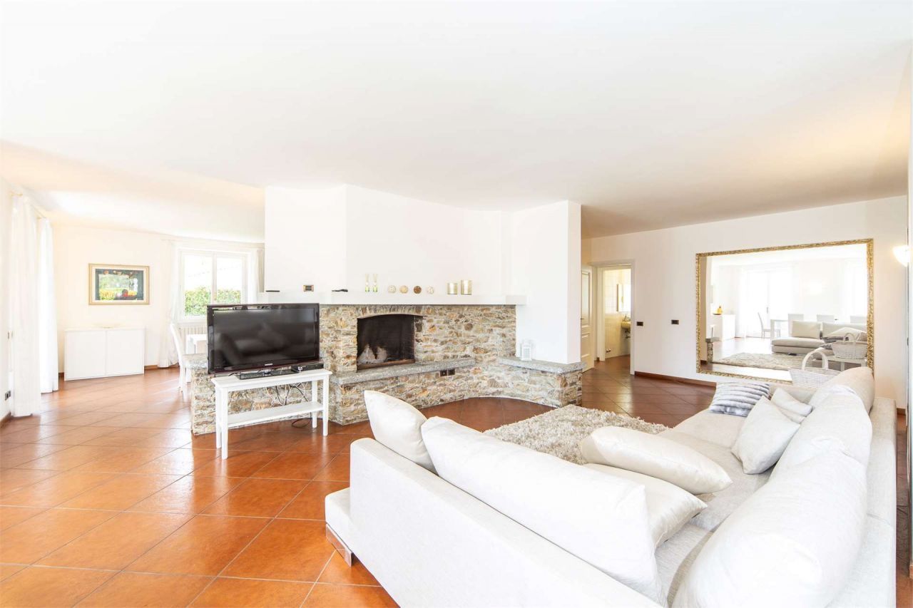 Вилла у озера Комо, Италия, 250 м² - фото 8