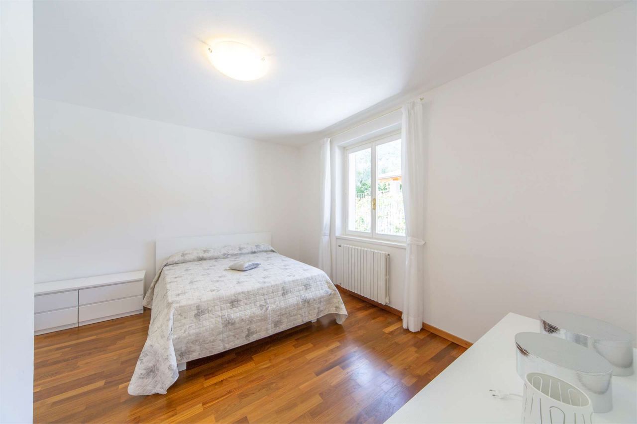 Вилла у озера Комо, Италия, 250 м² - фото 11