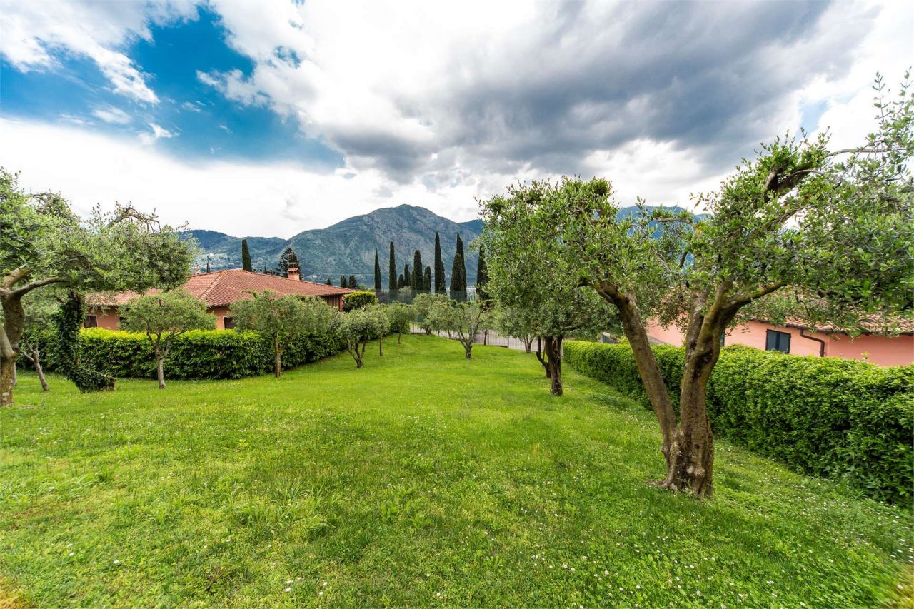 Вилла у озера Комо, Италия, 250 м² - фото 15