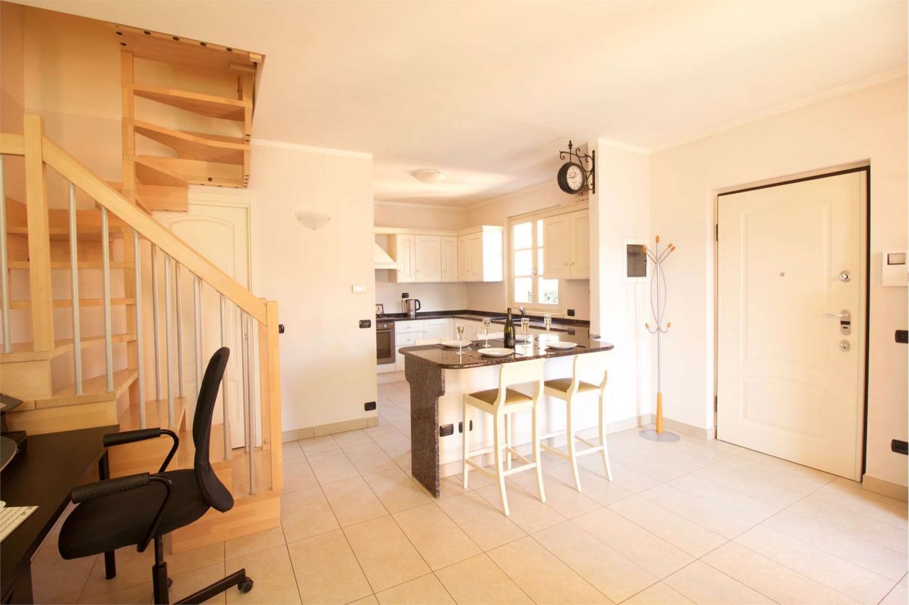 Квартира у озера Комо, Италия, 85 м² - фото 4