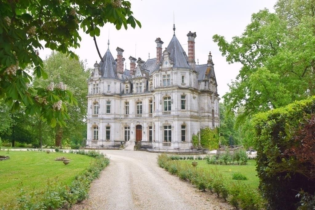 Замок в Шаранте, Франция, 1 255 м2 - фото 1