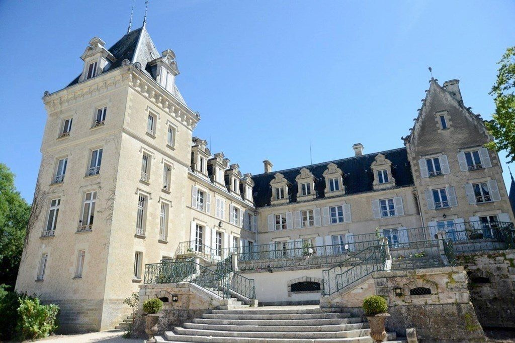 Замок в землях Луары, Франция, 2 300 м2 - фото 1