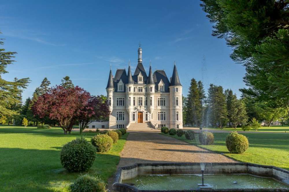 Замок в Пуату-Шаранта, Франция, 1 300 м2 - фото 1