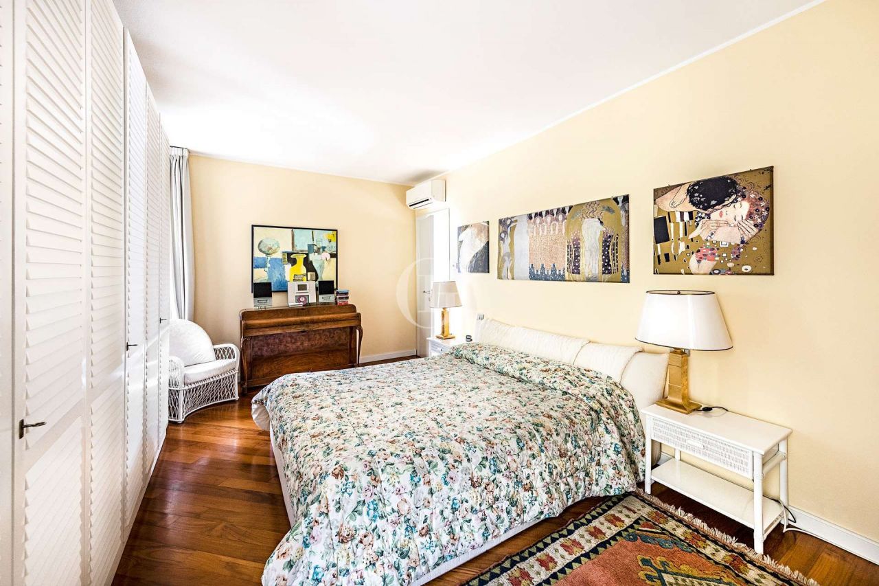 Вилла у озера Гарда, Италия, 550 м² - фото 5