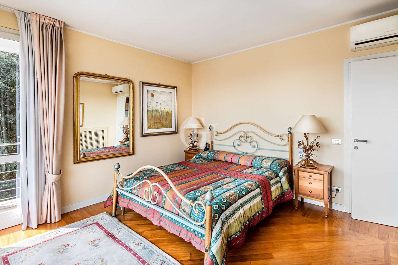 Вилла у озера Гарда, Италия, 550 м² - фото 8