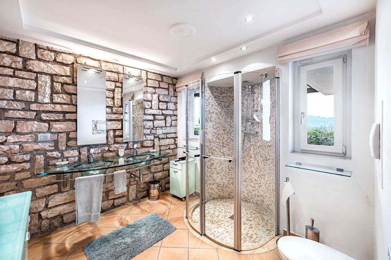 Вилла у озера Гарда, Италия, 550 м² - фото 12