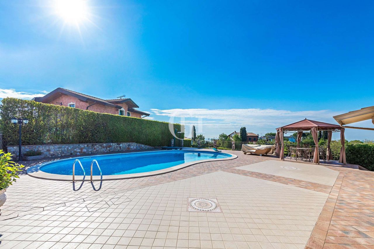 Вилла у озера Гарда, Италия, 250 м² - фото 2