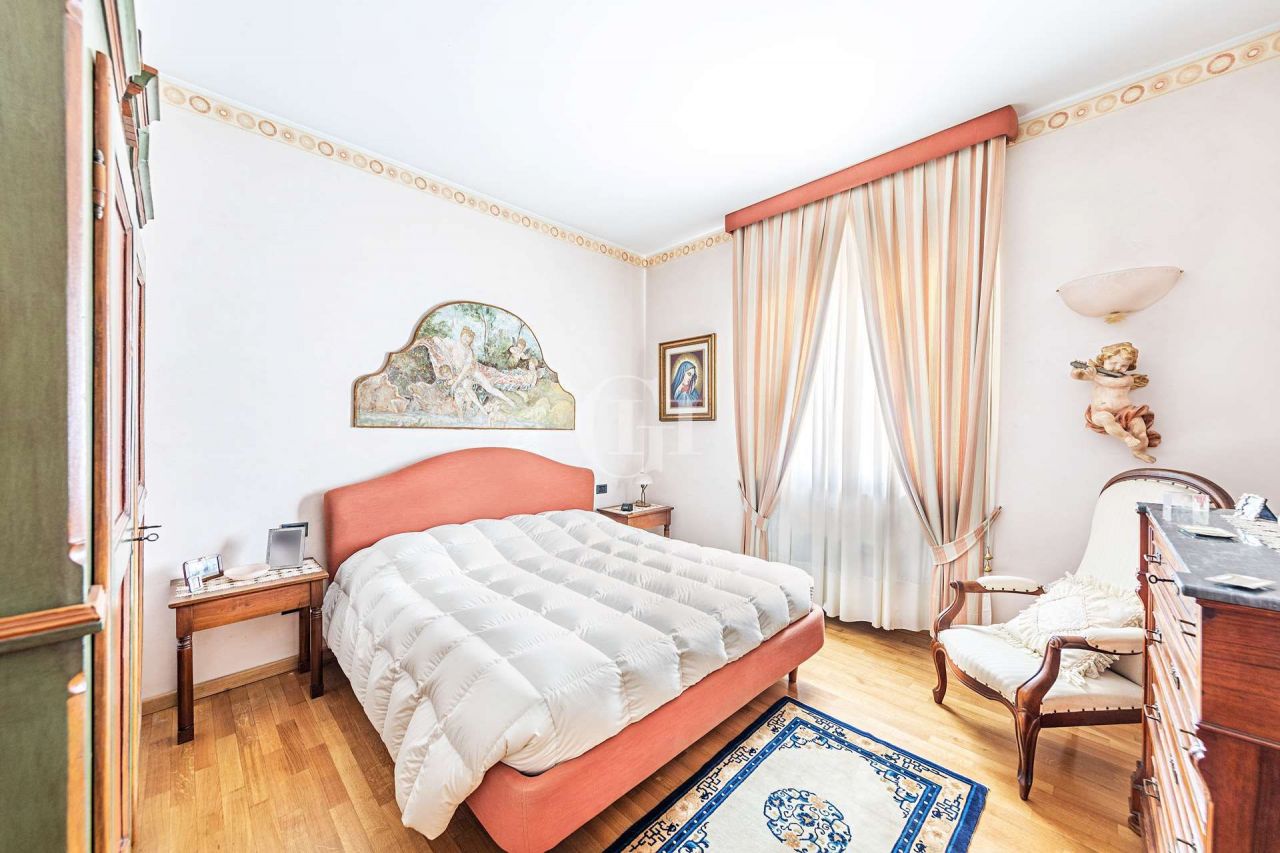 Вилла у озера Гарда, Италия, 250 м² - фото 11