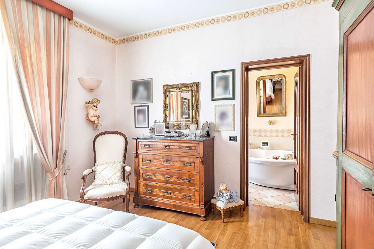 Вилла у озера Гарда, Италия, 250 м² - фото 12