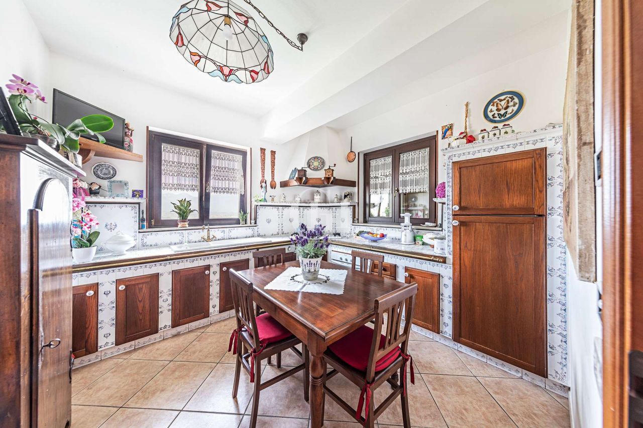 Вилла у озера Гарда, Италия, 250 м² - фото 16