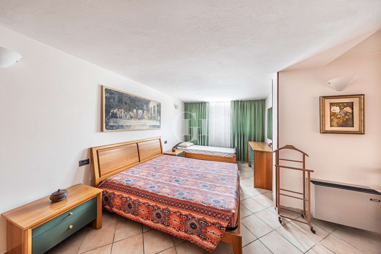 Вилла у озера Гарда, Италия, 250 м² - фото 18