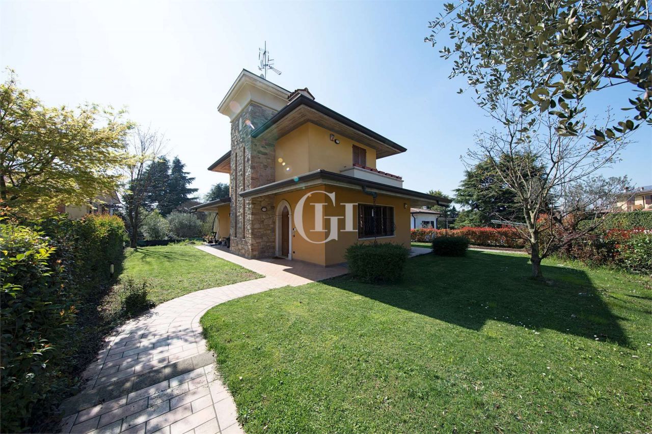Вилла у озера Гарда, Италия, 200 м² - фото 1