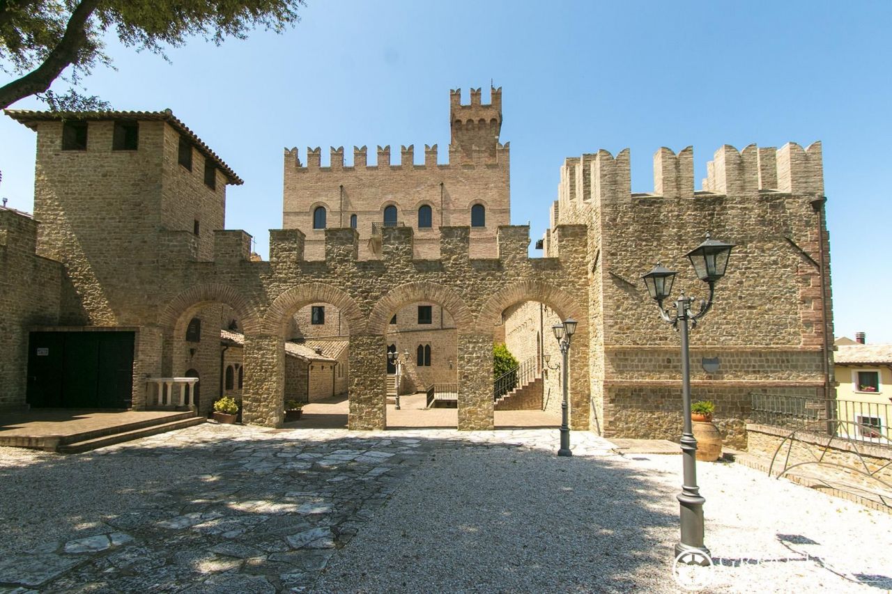 Замок в Пезаро-э-Урбино, Италия, 2 787 м2 - фото 1