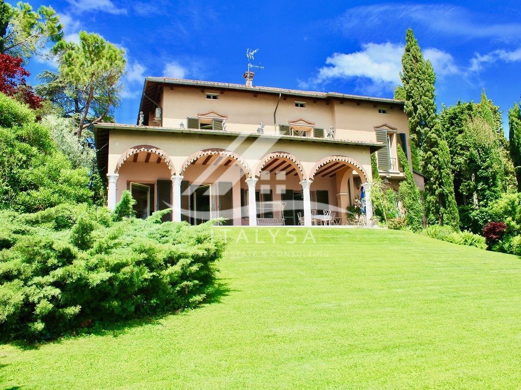 Вилла в Дезенцано-дель-Гарда, Италия, 1 777 м2 - фото 1