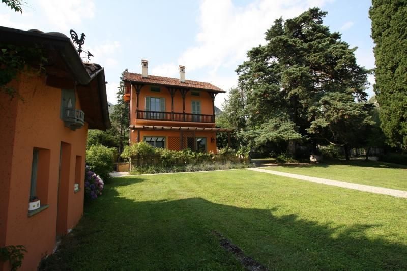Вилла у озера Комо, Италия, 460 м² - фото 1