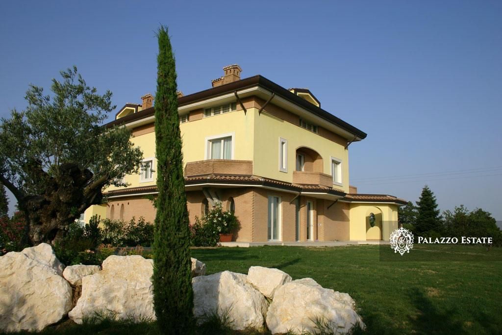 Отель, гостиница в Реканати, Италия, 1 200 м² - фото 1