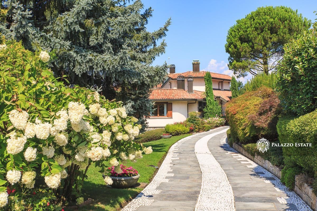 Вилла у озера Маджоре, Италия, 550 м² - фото 2