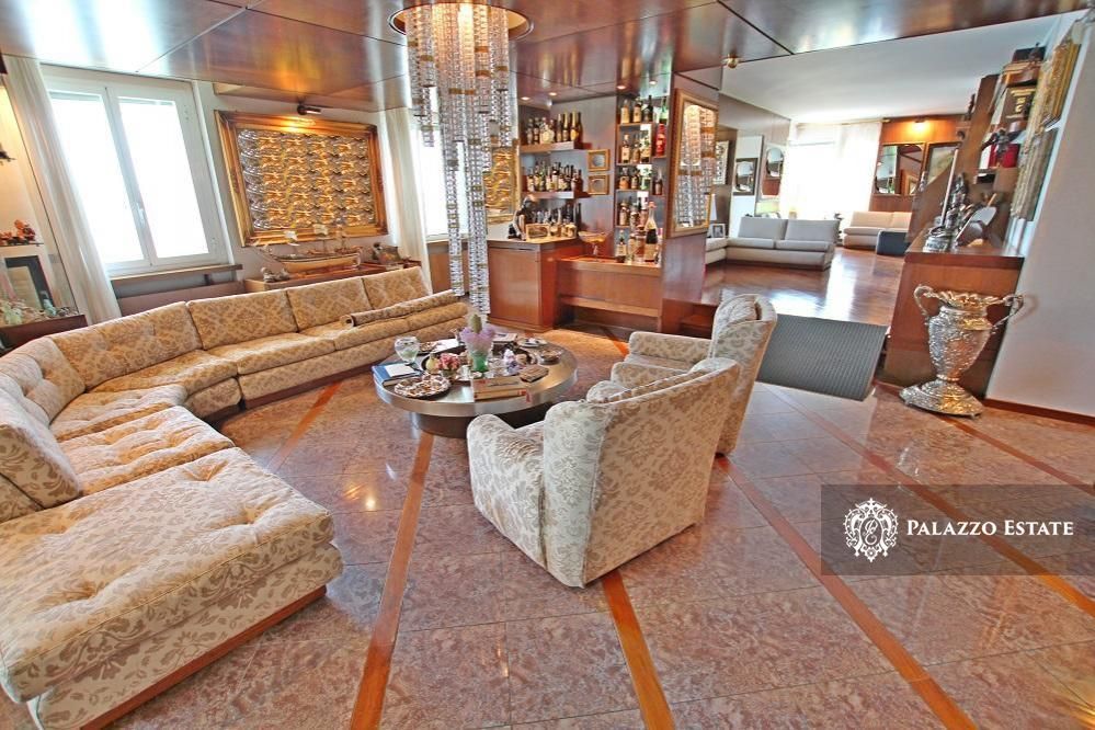 Апартаменты у озера Комо, Италия, 385 м² - фото 3