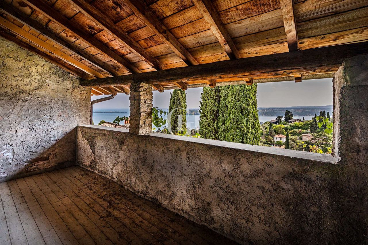 Дом под реконструкцию у озера Гарда, Италия, 290 м2 - фото 1