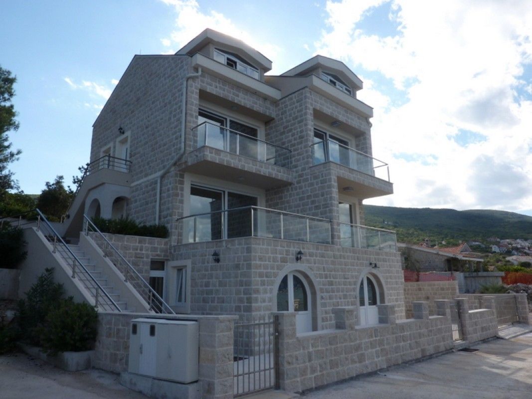 Дом в Тивате, Черногория, 222 м2 - фото 1