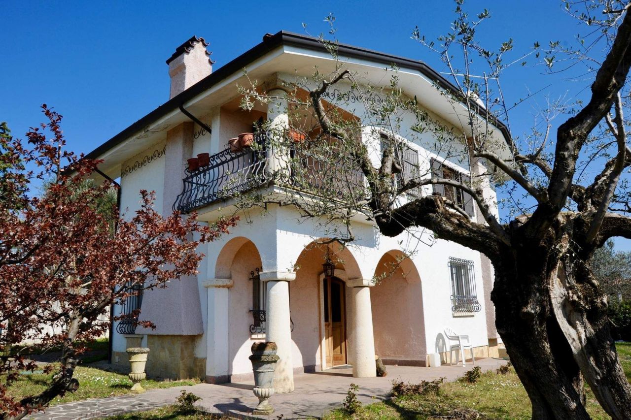 Дом в Монига-дель-Гарда, Италия, 220 м2 - фото 1