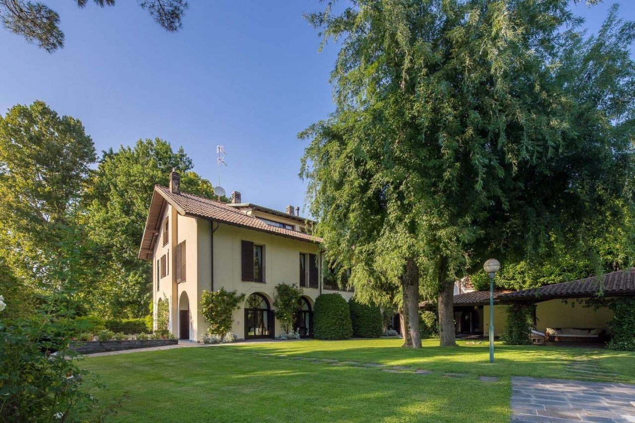 Дом в Кастеллетто-сопра-Тичино, Италия, 870 м2 - фото 1