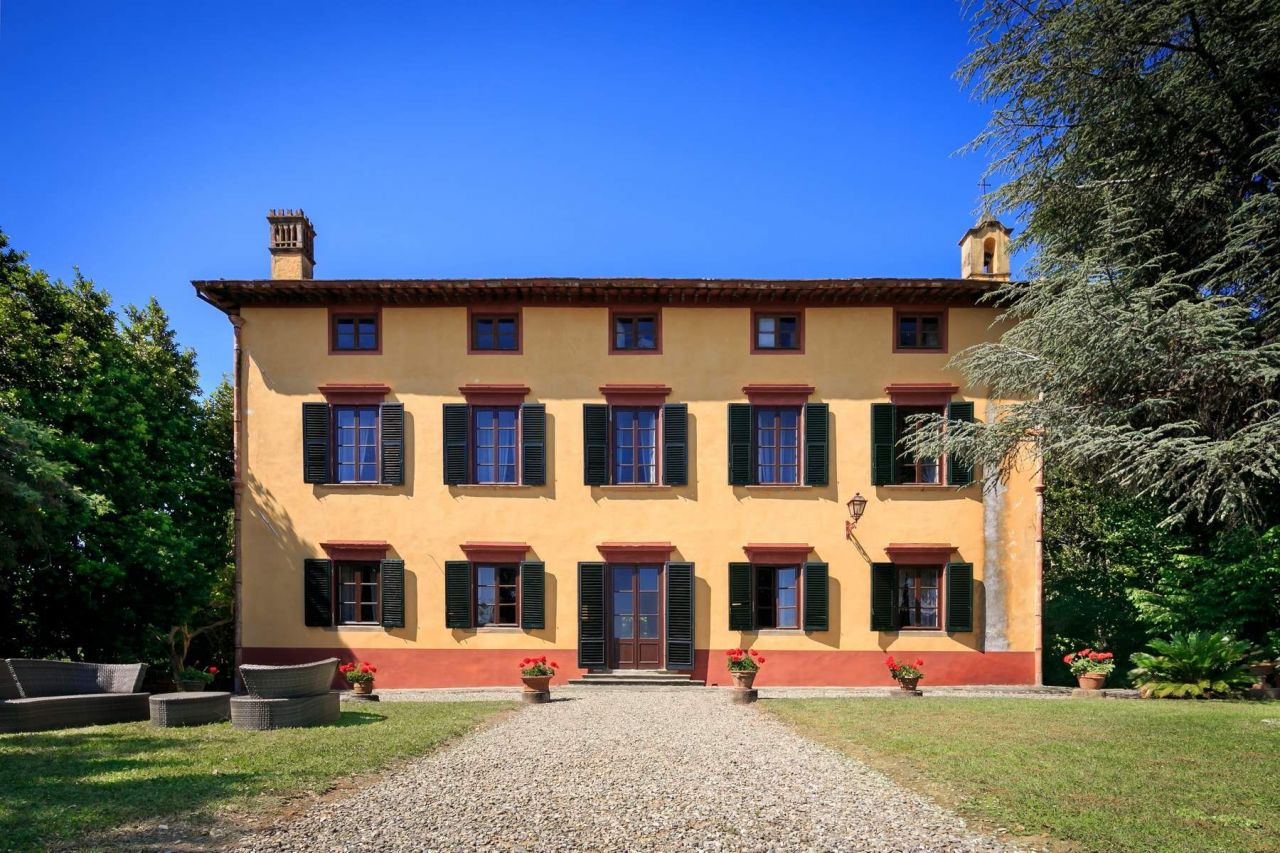 Дом в Капаннори, Италия, 570 м2 - фото 1